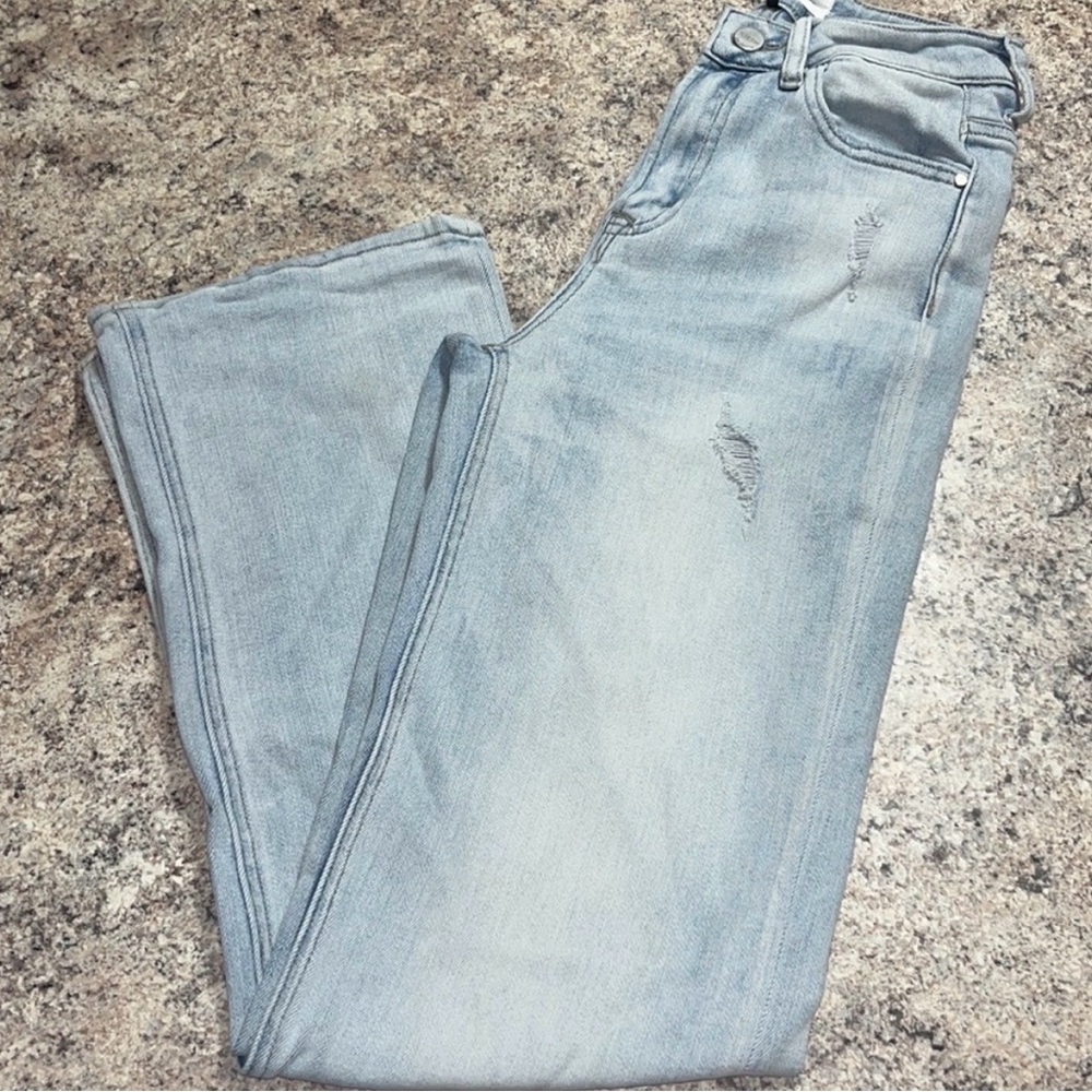 Risen Jeans
Risen light wash high rise tapered jeans-straight leg